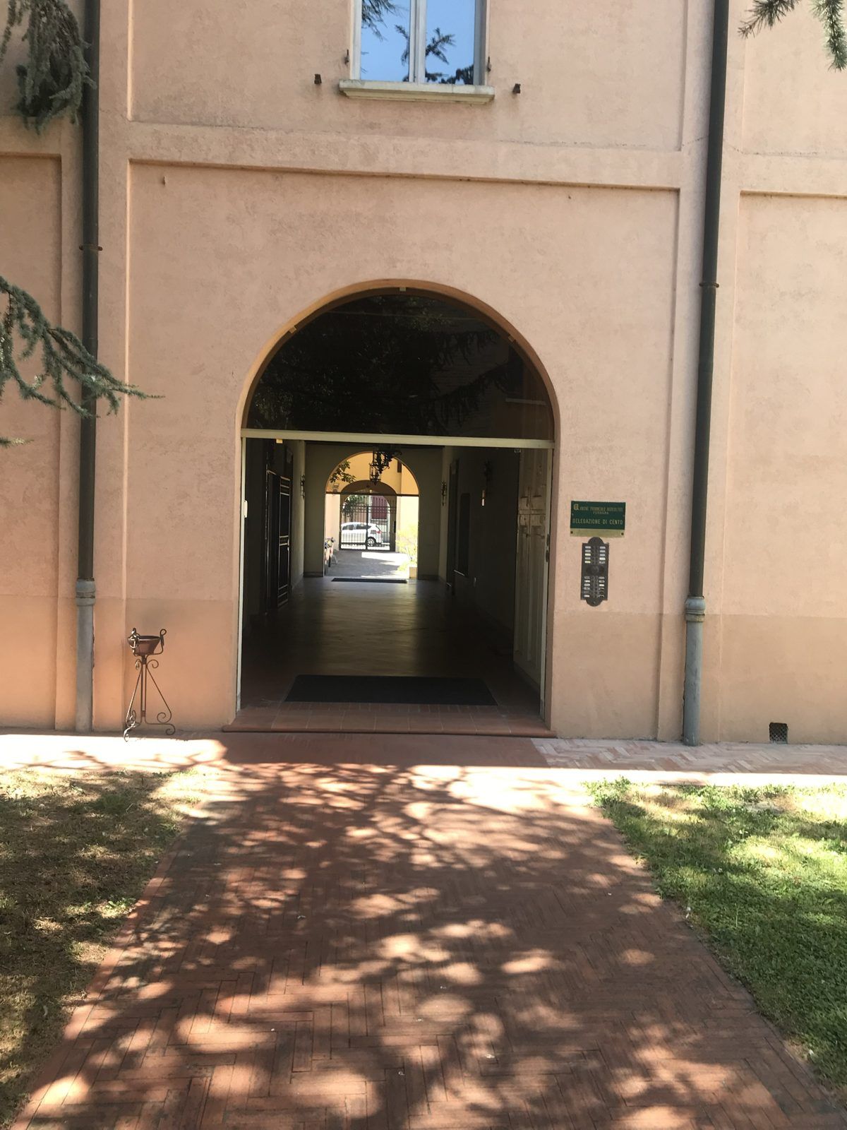Ingresso della sede di Cento, Corso Guercino 74